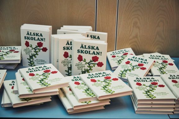 "Älska skolan två rektorers ledarskap under 20 år" Hjulsta skolor och Carlssons skola. Carlsson Bokförlag 2021